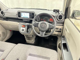 運転席まわりです。 各操作スイッチは使いやすい位置に配置されてます。