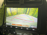 【バックカメラ】駐車時に後方がリアルタイム映像で確認できます。大型商業施設や立体駐車場での駐車時や、夜間のバック時に大活躍!運転スキルに関わらず、今や必須となった装備のひとつです!