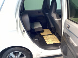 後席の座面をはねあげると、後席のあったスペースがそのまま高さのある荷室空間に!背の高い荷物も横にせずそのまま積み込めます。もちろん左右片方だけのアレンジも可能です。