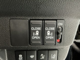【両側パワースライドドア】両側がパワースライドドアになっており、運転席のスイッチやスマートキーでも開閉が可能です!開口部も広いので乗り降りも楽々♪