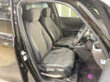 乗降がしやすい運転席。高さが調節できて小柄な方でも運転しやすいポジションをとることができます。