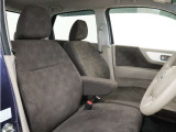 運転席のスペースはゆったりしていて、視界も広く確保されているので普段の運転からロングドライブまで快適です。
