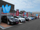 一階フロアーには軽自動車やコンパクトカー当社社有車を展示しております。お探しのお車等ご相談いただければと思います。