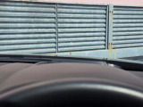 運転視界の遠方上方に虚像を投影することで前を見ながら情報の視認ができます。本当にドライバーが必要な情報を適切に伝え、楽しんで頂くことを考えた新世代装備です。※虚像は2.6m前方に浮かぶイメージです。