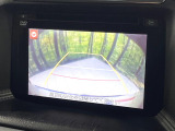 【バックカメラ】駐車時に後方がリアルタイム映像で確認できます。大型商業施設や立体駐車場での駐車時や、夜間のバック時に大活躍!運転スキルに関わらず、今や必須となった装備のひとつです!