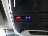 専用ボタンでコールセンターへ接続。状況に応じて緊急車両の要請やロードサービスの取次ぎを行います。重大事故の際は自動的にコールセンターにつながり、緊急車両やドクターヘリを要請します。(要申込)