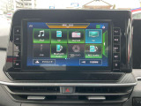 AM/FM/CD/ラジオやスマホを繋ぐこともでき、停車中はテレビの視聴も可能です。