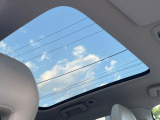 【パノラマガラスルーフ】固定式のガラスルーフで明るい車内空間を演出。日差しの強い日は電動スライドカーテンで調整するなど、季節を問わず開放的なドライブをお楽しみいただけます。