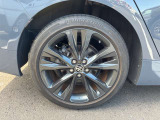 【純正ホイール】カローラツーリング用のホイールは美しいデザインと精密な仕上げで、車両全体のスタイリングを引き立てます。