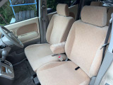 助手席から運転席への移動も簡単に行えます。