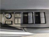 パワーウィンドウのスイッチですよ。 運転席に居ながら窓を開け閉めのコントロールできますよ。 ロック機能で、子供がイタズラして窓を開けるという事も無くなりますよ。