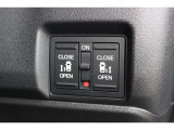 リアは両側パワースライドドアで、開閉には運転席のスイッチ、またはスライドドアのドアハンドルを少し引くだけで自動開閉します。