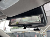 車体の後部にカメラがついていて、その映像がルームミラー内のモニターに表示します。人や荷物などで視界が遮られた時なども確認がしやすいです。