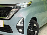 【LEDヘッドライト】悪天候や夜間走行時も良好な視界を確保し安心して運転できる高輝度LEDヘッドライトを装備!点灯速度が早く、消費電力も抑えられています。