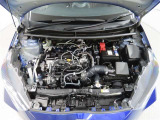車にとって、とても大切な部分のエンジンルーム。綺麗に清掃済みで安心です。