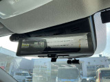 車体の後部にカメラがついていて、その映像がルームミラー内のモニターに表示します。人や荷物などで視界が遮られた時なども確認がしやすいです。