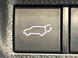 【パワーバックドア】スマートキーや運転席のボタンを押すだけでリアゲートが自動で開閉します!荷物を持っている時や、高い位置にあるバックドアを閉める際に便利な機能です♪