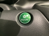 ECONモードをONにするとアクセルペダルの動きに対するエンジンの反応とエアコンの制御を切り換えることで、燃費のいい運転をするドライバーがペダルを踏んだ時と同じようにエンジンを制御します。