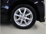 14インチアルミホイールと155/65R14タイヤを装着し、軽快な走行と扱いやすさを確保しています。新品タイヤに交換済みです。