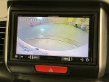 リバースギアに入れるだけで後方の表示へ切り替わります。夜間や雨の日の駐車も楽になりますよ。