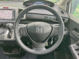 インテリアに合わせたデザインのステアリングは、運転される方のことも考え、運転しやすい形状、大きさです。是非一度、実際に触ってお確かめください。
