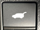 【パワーバックドア】スマートキーや運転席のボタンを押すだけでリアゲートが自動で開閉します!荷物を持っている時や、高い位置にあるバックドアを閉める際に便利な機能です♪