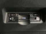 高速道路で便利な【ETC2.0】を装備しています。光ビーコン搭載で渋滞情報などナビゲーションと連動することで機能も充実いたします。他、観光施設に立ち寄るための高速料金割引サービス等もございます。
