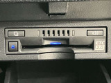 高速道路で便利な【ETC2.0】を装備しています。光ビーコン搭載で渋滞情報などナビゲーションと連動することで機能も充実いたします。他、観光施設に立ち寄るための高速料金割引サービス等もございます。