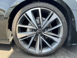 Audiは多様なホイールデザインを提供しており、スポークの形状やサイズ、仕上げ(ポリッシュド、マット、ブラックなど)によって選択肢が豊富です。