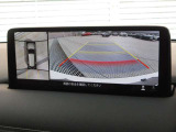 車体の大きいCX-8でも、狭い駐車場やT字路での取り回しが劇的に楽になる『360&deg;ビューモニター』を完備。上空から見下ろす全周囲カメラと障害物センサーの連携で、周囲の見通しを高めます。