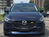 精悍な表情のMAZDA2のフロントマスク。夜間も遠くまで明るく照射するLEDヘッドライトを装備し、視界の確保はもちろん省電力性にも優れています。スタイリッシュなデザインと安心の走りを届けます。