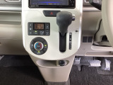 足元スッキリ、インパネシフトです。パーキングブレーキはフットブレーキタイプなので、運転席と助手席の間がスッキリしています。