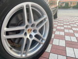 ●純正18インチアルミホイール:輸入車ならではの卓越した走りを支えるホイールと足回りです!日本車の走りに慣れている方にもぜひ体感して頂きたいほど、高いレベルでまとまっています!