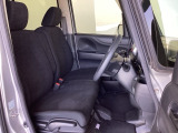 フロントシートはベンチシートです。ベンチシ―トは運転席と助手席の移動もスムーズ。狭い駐車場での乗り降りに便利です。