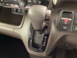 インパネシフトを採用しているので、前席の足元も広々としています。運転席と助手席の行き来もスムーズです!