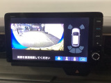 バックギアに入れますとご覧のような画像に自動的に切り替わります。車庫入れ時に役立ちます。