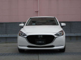 精悍な表情のMAZDA2のフロントマスク。夜間も遠くまで明るく照射するLEDヘッドライトを装備し、視界の確保はもちろん省電力性にも優れています。スタイリッシュなデザインと安心の走りを届けます。