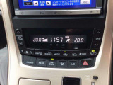 【オートエアコン】一度お好みの温度に設定すれば、車内の温度を検知し風量や温度を自動で調整。暑い&hellip;寒い&hellip;と何度もスイッチ操作をする必要はありません。快適な車内空間には必須の機能ですね