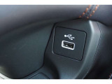 【USBジャック】運転中でもスマートフォン等の充電ができるUSBジャック付き!充電を気にすることなく、ドライブ中の音楽再生や通話等をお楽しみ頂けます!