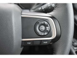【ステアリングスイッチ右】ハンドルを握りながらクルーズコントロールの設定が可能!ハンドルから手を離さなのでこれも安全性のアップに繋がっております!