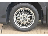 純正なので車に似合うデザインになっていますね。スタッドレスタイヤもご相談下さい。