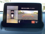 車両の前後左右にある4つのカメラを合成することで、まるでご自身のクルマを空から見ているような俯瞰での映像を映し出してくれます。バック時ももちろんのこと、前進時に視界の悪い交差点でも役に立ちますね。
