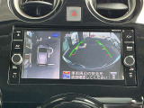 『アラウンドビューモニター』は、空から見下ろすような視点で、スムースな駐車と安全確認をサポートします。