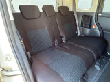 後部座席も気になるようなキズ・汚れやへたり等、大きなダメージはなく、良好な状態です。