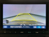 【バックカメラ】運転が苦手な方も車庫入れラクラクです!ギアをリバースに入れれば自動的に切り換わりますので、面倒な操作は不要です♪狭い駐車場もお車を傷つけず安心ですね!