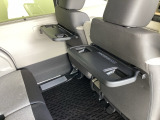 折りたたみ式のシートバックテーブルは限られた空間を有効活用。車内の家族時間をもっと快適に。休憩時のちょっとした小物置に使える、前席背面の格納式テーブルが付いています。