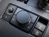「MAZDAコネクト」コマンダー部 手元を見ることなく操作出来るように左手を自然に降ろした位置に設置。シンプルで使いやすく、機能を覚えやすいボタン配置になっています。