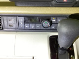 オートエアコンはこまめに温度調節するので、燃料の消費量をより少なくできます。シートヒーター付きなので寒い日も快適です。USBチャージャー搭載。スマートフォンなどの充電にとっても便利です。
