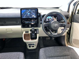 運転席周りのレイアウトをご覧ください。ナビゲーションが綺麗に装着されすっきり収まってますね!