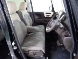 フロントシートはベンチシートです、運転席と助手席の移動が簡単です。真ん中にはアームレストも装備されています! また運転席シートの高さも調整できます。